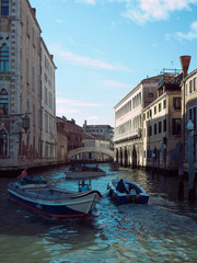Fototapeta na wymiar Venice rialto bridge and boats