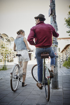 Germany, Hamburg, St. Pauli, Couple exploring the city on their bicycles