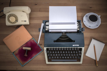 maszyna do pisania na biurku i kaktus - obrazy, fototapety, plakaty