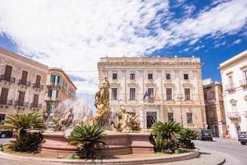 Arthemide fountain, Ortigia island, Syracuse, Sicily, Italy. - obrazy, fototapety, plakaty