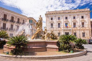 Arthemide fountain, Ortigia island, Syracuse, Sicily, Italy. - obrazy, fototapety, plakaty