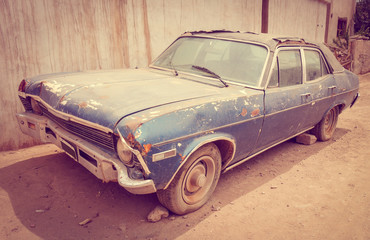 Obraz na płótnie Canvas Old rusty car