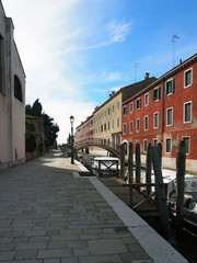Fototapeta na wymiar canal and walkway in venice