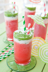 Bunter Smoothie mit Wasermelone