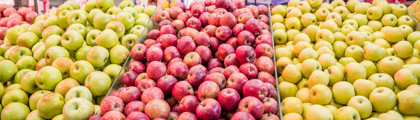 Fototapeta na wymiar Assortment of fresh apples in a market