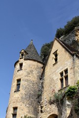 Fototapeta na wymiar La Roque-Gageac,village de Dordogne perché sur la falaise,maisons troglodytes