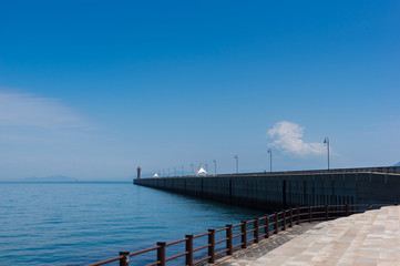 Fototapeta na wymiar サンポート高松　せとシーパレットから撮影した高松港玉藻防波堤灯台