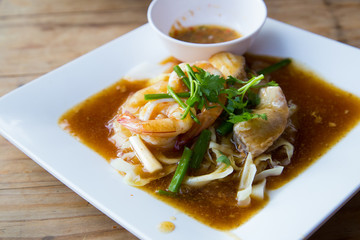 Wide rice noodles in gravy,Fried Noodles with twine,Noodle Raadna put many vegetables and seafood