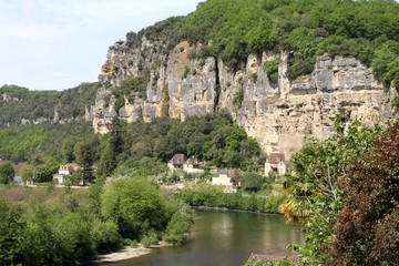 La Roque-Gageac,village de Dordogne perch&eacute; sur la falaise,maisons troglodytes