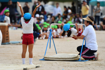幼稚園の運動会で演技をする園児