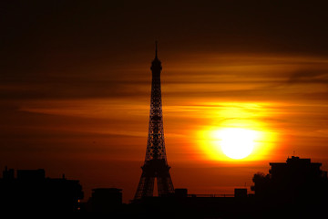 Obraz premium Wieża Eiffla wschodzące słońce