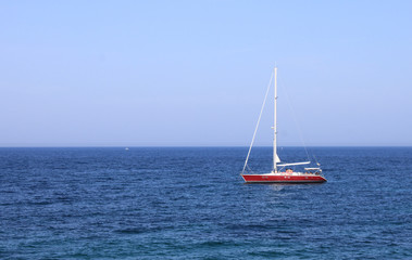 Obraz premium Lonely yacht in sea in summer in southern resort during vacation 