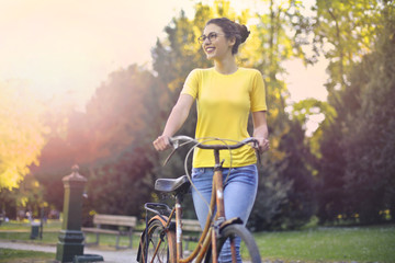 Naklejka premium Girl with bike at the park