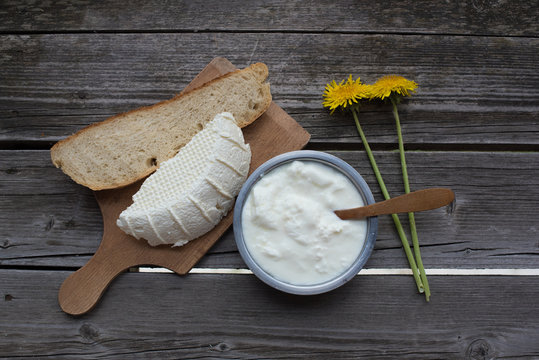 cheese with cream in bowl on wooden background