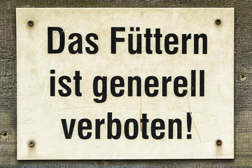 Schild mit der Aufschrift „das Füttern ist generell verboten”