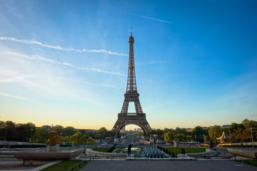 Fototapeta na wymiar Eiffel tower at dawn