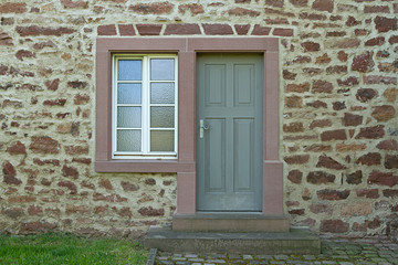 Alte Holztür mit Fenster