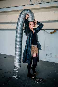 Femme dans l'usine abandonn&eacute;