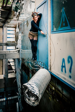 Femme dans l'usine abandonn&eacute;