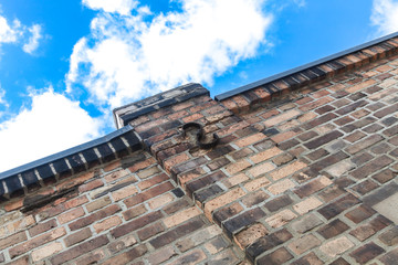 Mauerrand mit Wolkenstimmung