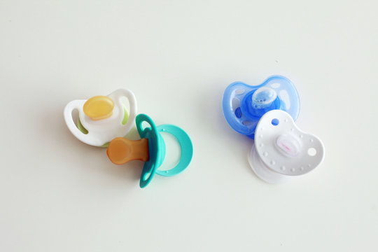 Baby pacifiers compare silicon or latex