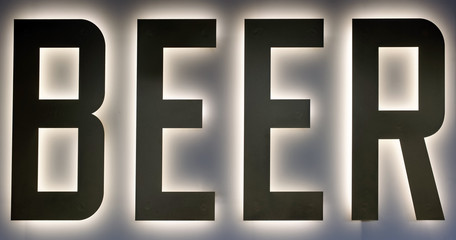 Obraz premium Glowing BEER sign.