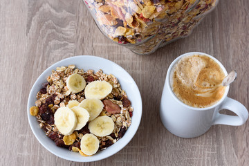 Müsli mit Kaffe auf einem Holzuntergrund