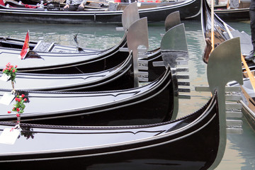 Fototapeta na wymiar gondole su canale veneziano