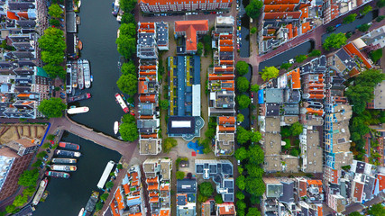 Photographie aérienne à la verticale d'un ensemble de lofts, dans le centre d'Amsterdam, Hollande