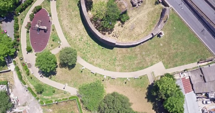 Discesa su parco del torrione al pigneto a roma mentre una perosna porta a passeggio il cane