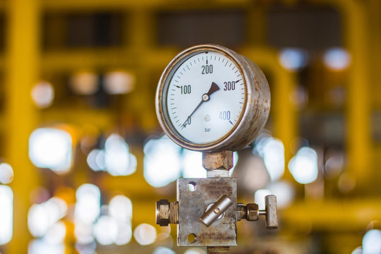Presssure gauge in oil and gas flatform, selective focus, soft focus, blur background
