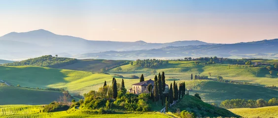 Plexiglas foto achterwand Prachtig lentelandschap in Toscane, Italië © sborisov