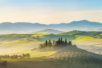 Tuinposter Prachtig mistig landschap in Toscane, Italië © sborisov