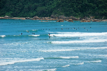 サーフィンを楽しむ人々