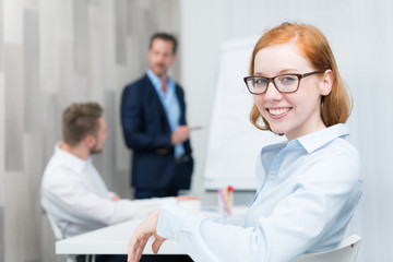 Obraz premium junge frau bei einem seminar