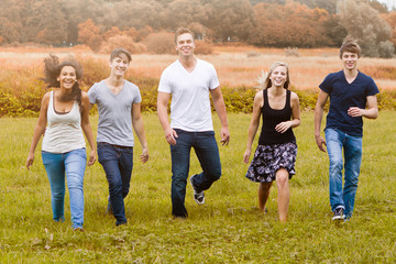 freunde laufen über eine wiese