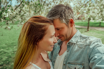 paar verliebt im blüten wald