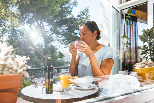 Woman breakfasting in cafe