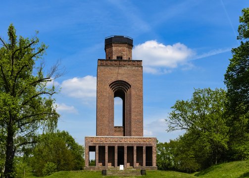 100 Jahre Bismarckturm des Spreewalddorfes Burg . Der Aussichtsturm wurde erbaut in den Jahren 1915 - 1917 . 