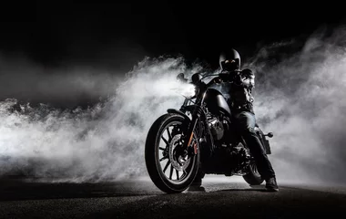 Crédence de cuisine en verre imprimé Moto Chopper moto haute puissance avec homme cavalier la nuit