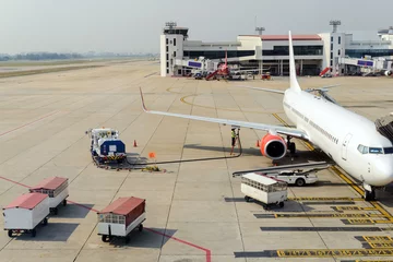Photo sur Plexiglas Aéroport Aircraft worker receiving fuel to the airplane