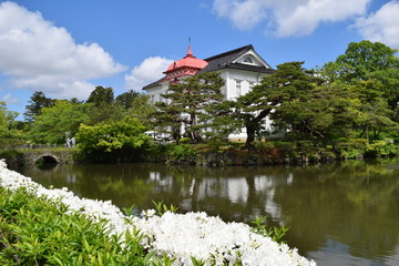 大宝館（山形県鶴岡市）／ 大宝館は、大正天皇の即位を記念して、大正４年(1915)に建てられた、赤いドームと白壁が特徴の、完成度の高い擬洋風建築です。開館当初は、物産陳列場、戦後は市立図書館として利用されていました。現在は、明治の文豪・高山樗牛や、日本のダ・ヴィンチといわれた松森胤保、昭和初期の日本の代表作家・横光利一など、鶴岡が生んだ先人たちの偉業を讃える資料を展示しています。