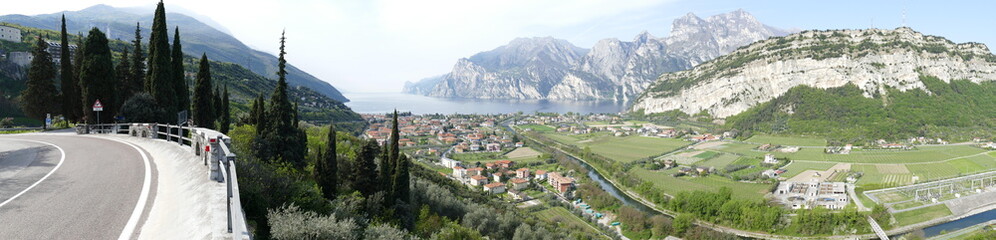 Fototapeta na wymiar Marmitte dei giganti - panorama di Torbole dal sentiero