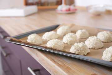 Fototapeta na wymiar Baking tray with delicious coconut macaroons on table
