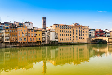 Fototapeta na wymiar Les berges de l'Arno à Florence, Toscane, Italie