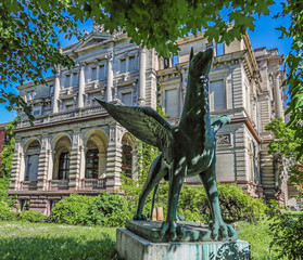 Der Greif vor dem Prinz-Max-Palais