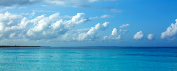 Fototapeta na wymiar Caribbean sea and blue sky.