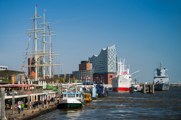 Hamburg sonnig am Hafen Elbe Schiffe Landungsbrücken