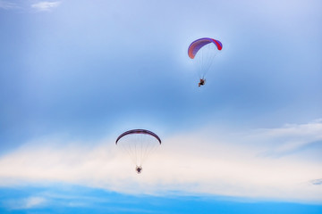 para motor glider on sky, blur