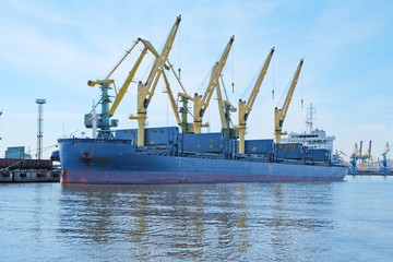 universal cargo unloading in the port